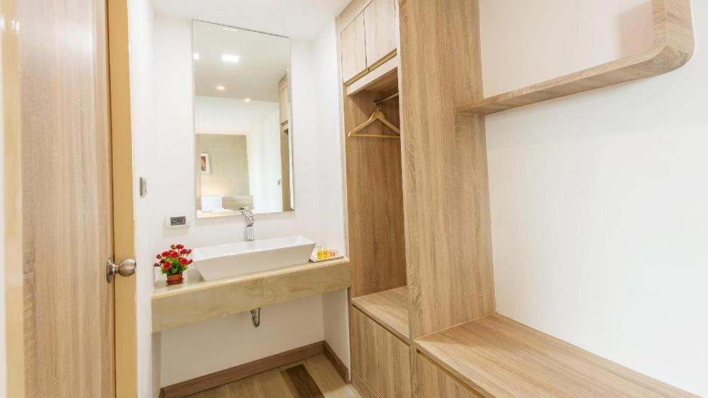 B2 Ubon Premier Hotel Убонратчатхани Экстерьер фото